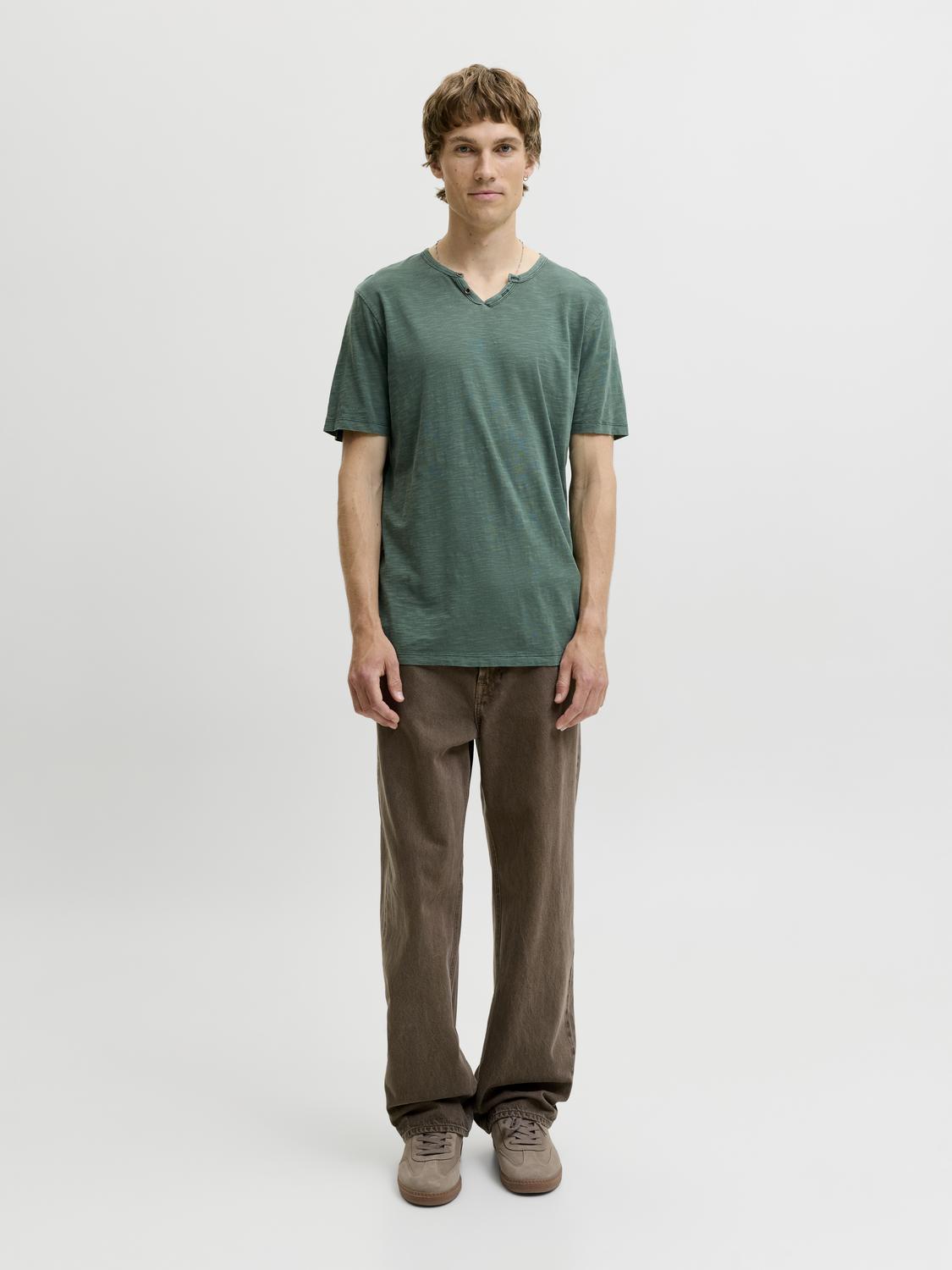 model_shot-front_full